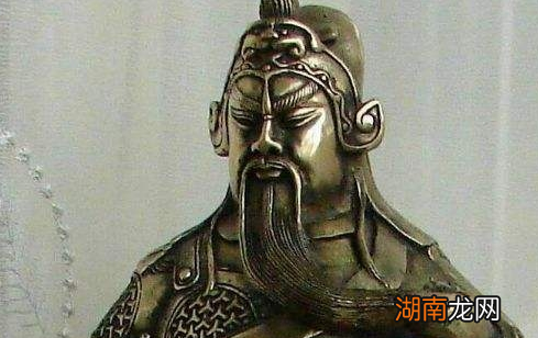 为什么很多关羽的雕塑都是闭着眼睛的呢?
