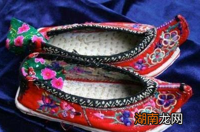 古人在自杀的时候 为何要在岸上整齐的放好鞋子