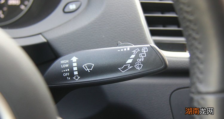 雨刮器关了还是会动