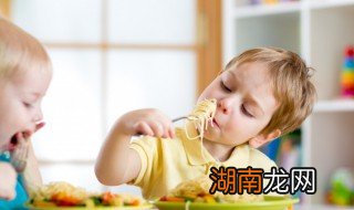 让孩子知道吃东西要细嚼慢咽 如何教育孩子吃饭要细嚼慢咽