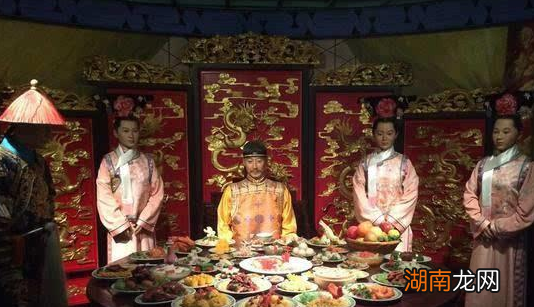 皇帝每天吃上百道菜，吃不完的剩菜怎么处理？