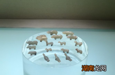 古人丧葬的时候，为何要让逝者口含金玉呢？