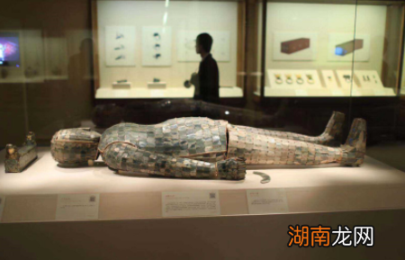 古人丧葬的时候，为何要让逝者口含金玉呢？