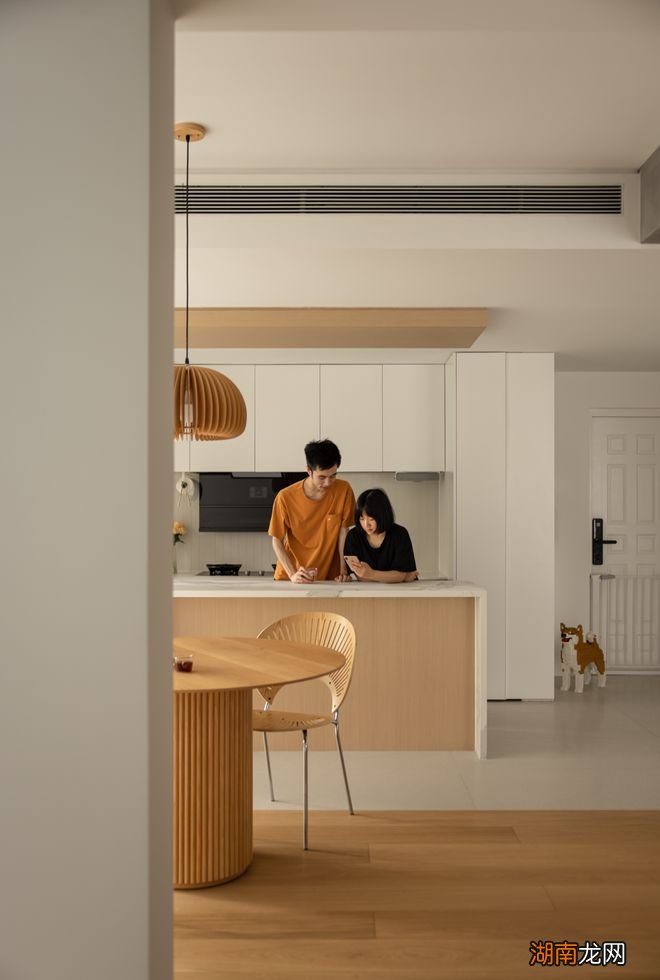 年轻夫妻的去风格化美居，都市人的自然宁静、有治愈力的“庇护所”