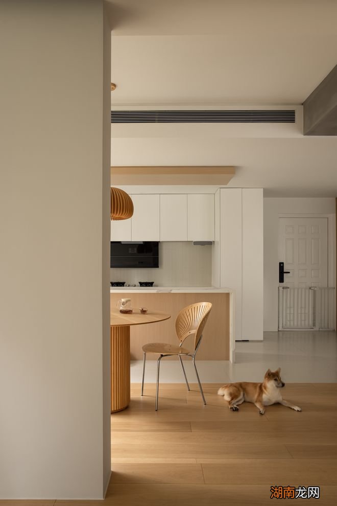 年轻夫妻的去风格化美居，都市人的自然宁静、有治愈力的“庇护所”