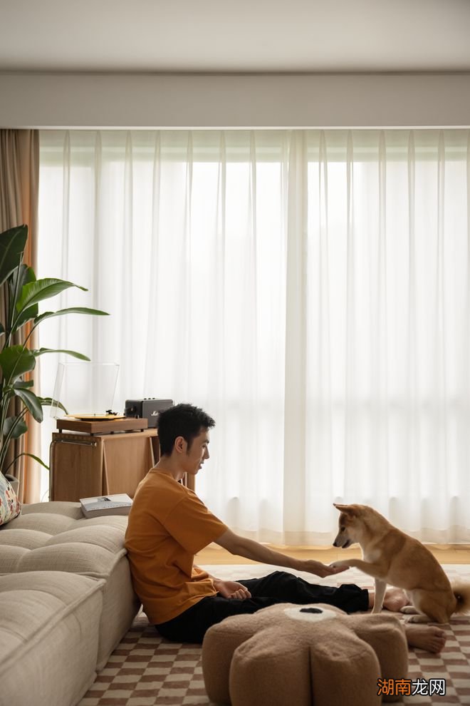 年轻夫妻的去风格化美居，都市人的自然宁静、有治愈力的“庇护所”