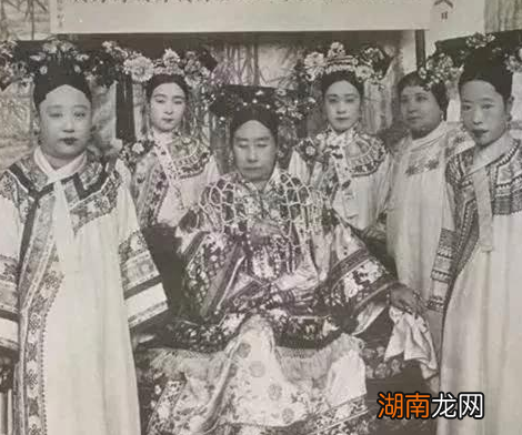 古代皇帝的妃子每个月都有俸禄 换做现在大概是多少钱