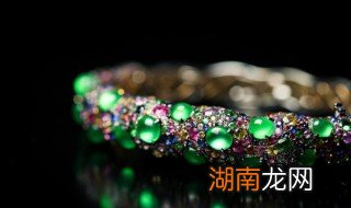 翡翠吊坠用什么链子好看吗 翡翠吊坠应该配什么链