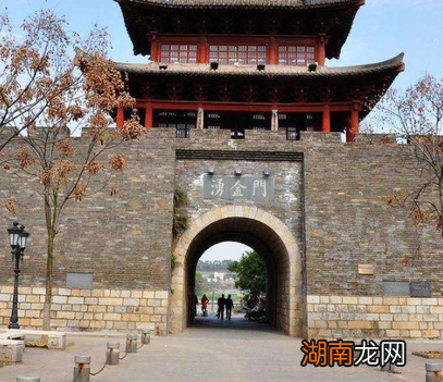 古代进出城为什么要走城门 用其他方法出去行不行