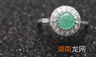 翡翠表面泛荧光什么意思，翡翠有荧光是怎么回事