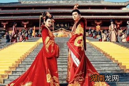 古代的女人都穿着垂地的长袍 她们就不怕脏吗