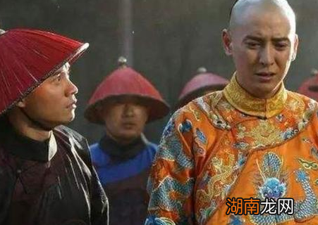 清朝侍卫佩刀为什么都是反着带的 这里边有什么讲究吗