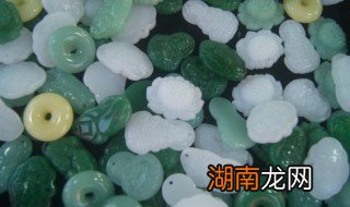 翡翠戴着会不会变色 翡翠为什么戴久了会变色