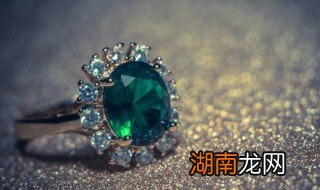 翡翠帝王绿怎么分辨 帝王绿是不是翡翠