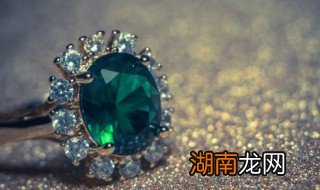 翡翠手镯中的棉絮是什么样，翡翠手镯里面的棉絮多好吗