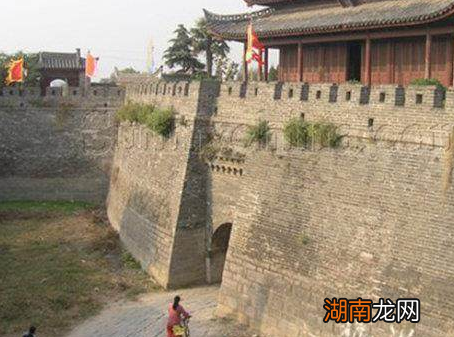 古代城门为什么要往里面开 这里边有什么说法吗