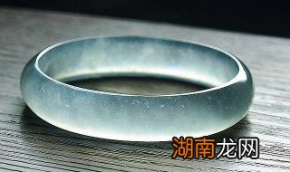 翡翠手镯里为什么有好多裂纹 翡翠手镯怎么都是裂纹