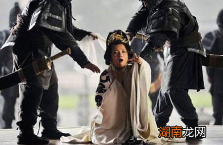 华歆和关宁之间割席分坐的故事是怎么回事？华歆是个怎样的人？