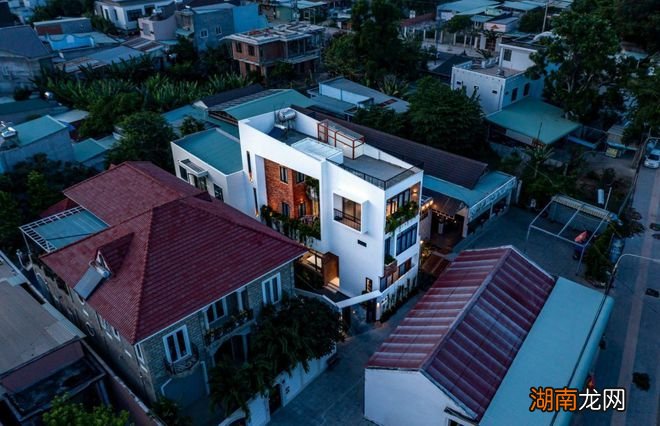 别看他家别墅占地不大,但跟邻居家一比,舒适度肯定更高,有档次