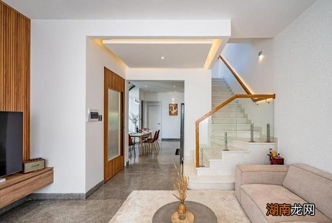 别看他家别墅占地不大,但跟邻居家一比,舒适度肯定更高,有档次