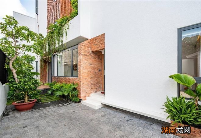 别看他家别墅占地不大,但跟邻居家一比,舒适度肯定更高,有档次