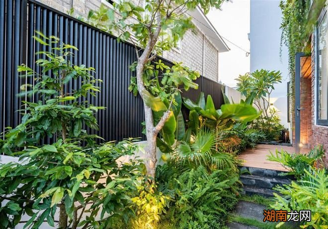 别看他家别墅占地不大,但跟邻居家一比,舒适度肯定更高,有档次