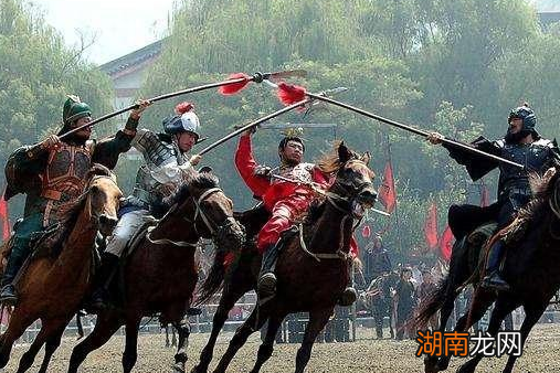 刘关张战吕布的时候,张飞为什么敢第一个上呢?