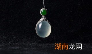 女生戴什么样式的翡翠,女生戴什么样式的翡翠手镯