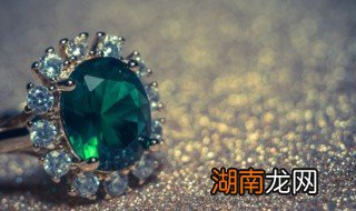 翡翠毛料挂件怎么处理,翡翠毛料挂件怎么处理好看