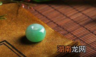 翡翠字母扣怎么戴 翡翠字母扣怎么戴好看