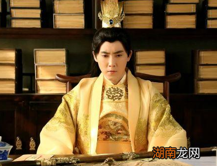 秦始皇的龙袍是黑色的 后世皇帝的龙袍为何不是黑色的