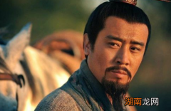 刘备请到诸葛亮之后为何连个一官半职都不给他呢？