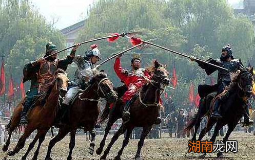 吕布一人能打刘关张三人,是不是因为刘备武艺不行?