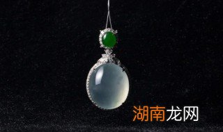 灰白色翡翠怎么回事图片 灰白色翡翠怎么回事