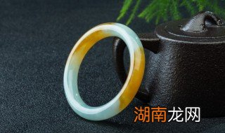 紫色绿色翡翠手镯怎么样，翡翠绿色带紫色的手镯怎么样