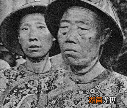 古代太监是怎么上厕所的 古人是站着上厕所还是蹲着上厕所的