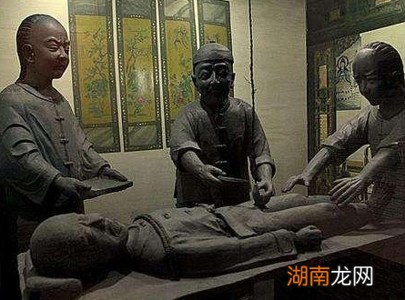 古代太监是怎么上厕所的 古人是站着上厕所还是蹲着上厕所的