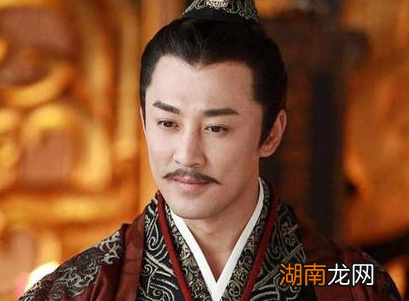 曹操组建的发丘中郎将，曾经盗过哪个人的墓穴？