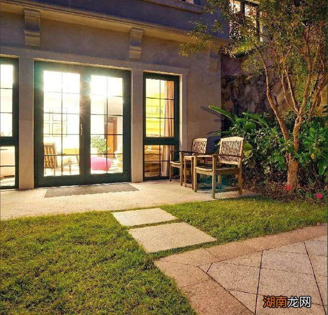 入户带院子,改阳光房做下沉式设计,封顶、分区,比传统院子实用