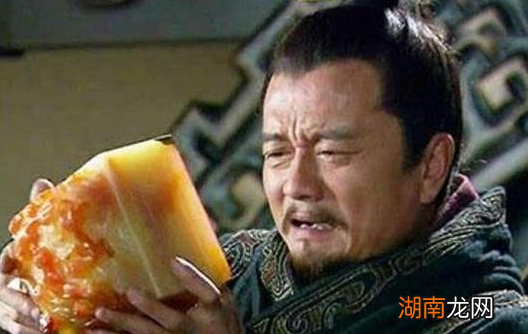 袁术为何敢率先称帝呢？真的是他昏庸吗？