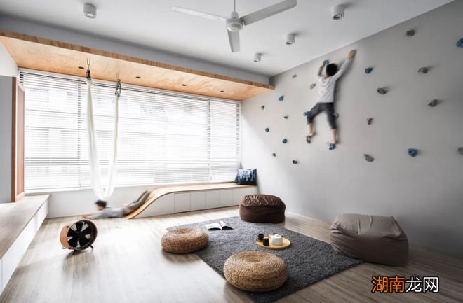 客厅不要沙发,窗边打造卡座延伸一个弧形地台,家庭游乐场上线了