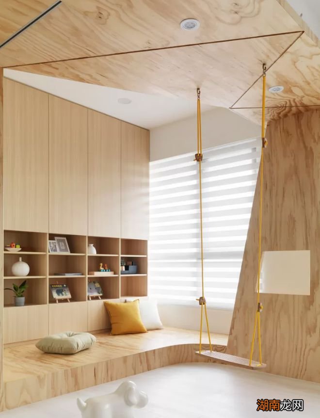 客厅不要沙发,窗边打造卡座延伸一个弧形地台,家庭游乐场上线了