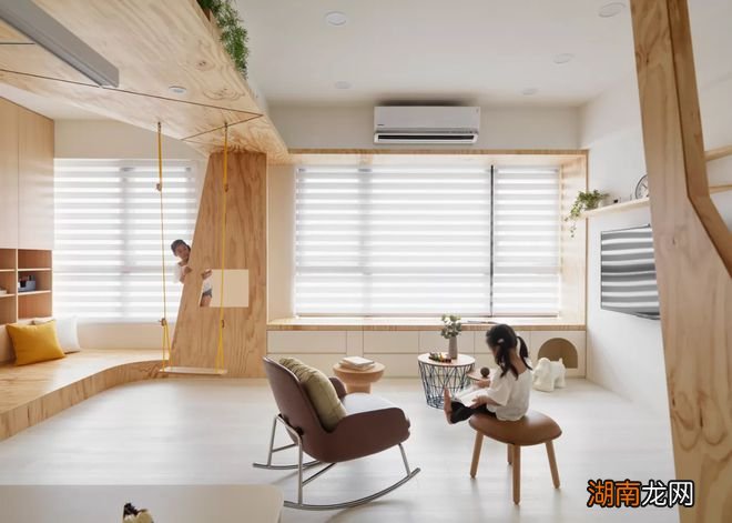 客厅不要沙发,窗边打造卡座延伸一个弧形地台,家庭游乐场上线了