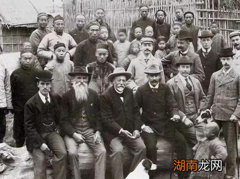 清朝接见外国使者的时候 礼仪究竟是握手还是磕头