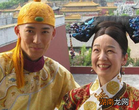 清朝接见外国使者的时候 礼仪究竟是握手还是磕头