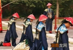 张廷玉为什么那么贪得无厌，不断向乾隆索要赏赐？