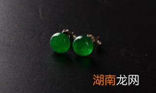 翡翠手镯为何戴了会变白 翡翠带了会发白怎么办