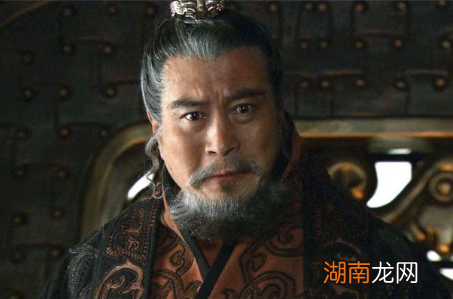 袁绍病逝后,曹操为什么选择到他的坟前哭丧?