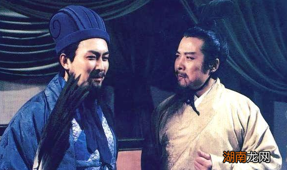 刘备去世前，为什么将兵权交给李严？他给了诸葛亮什么？