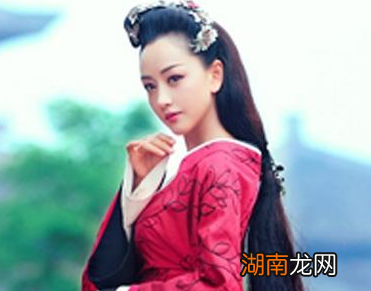 古代人袖子那么大,为什么往里面装东西回掉不出来?